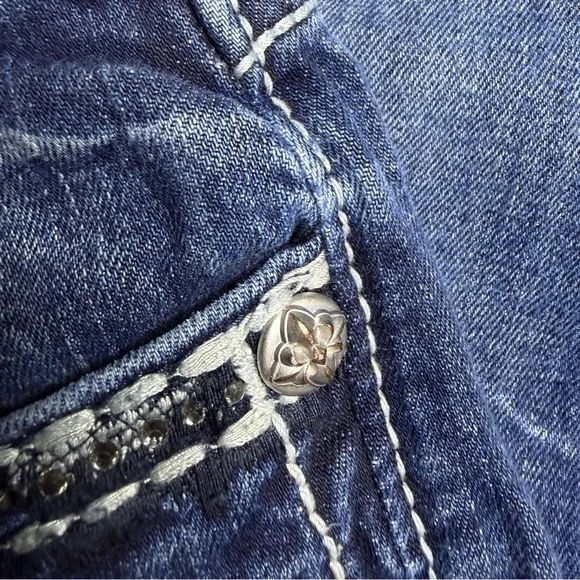 Miss Me Signature Straight Leg Studded Jeans Size 31 - Picture 6 of 6